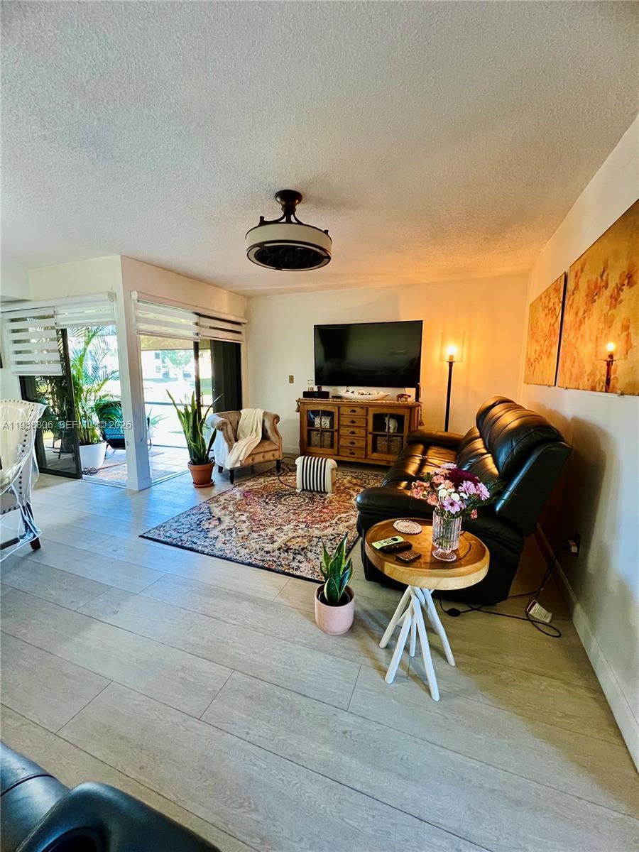 LAKESHORE CONDO 11 - Residential