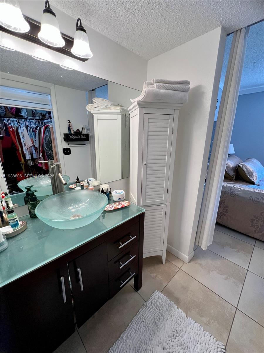 LAKESHORE CONDO 11 - Residential