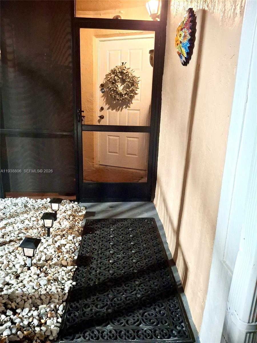 LAKESHORE CONDO 11 - Residential