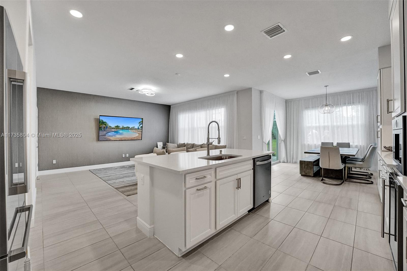 HILLCREST COUNTRY CLUB SO - Residential