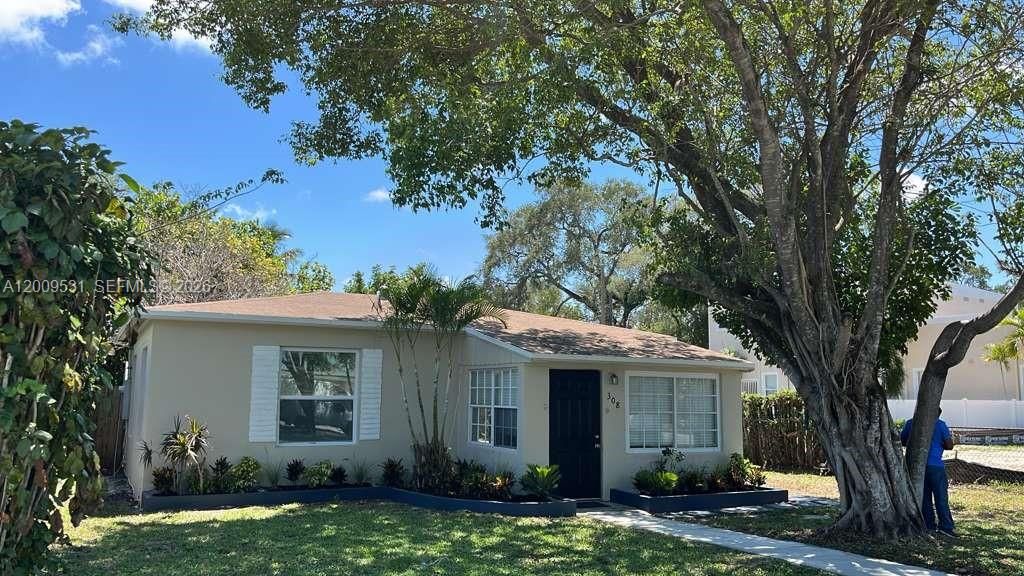 Photo of 308 SW 16th St, Fort Lauderdale, FL 33315 (MLS # A12009531)