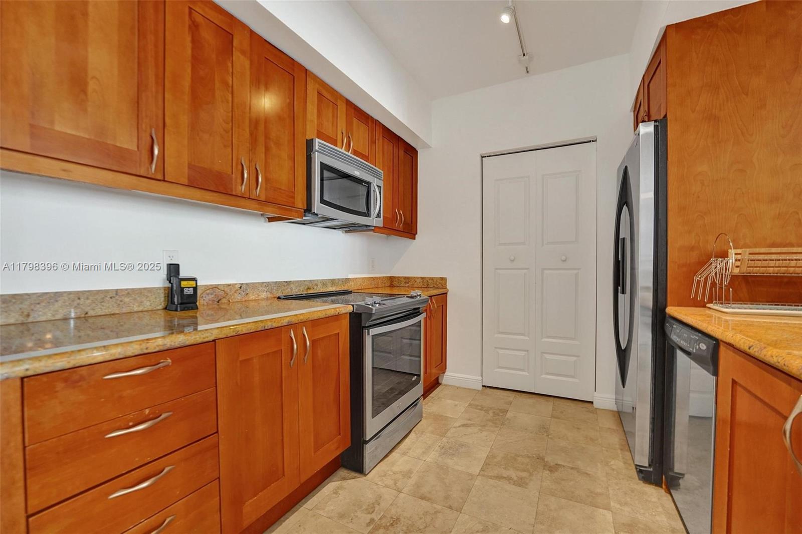 DUO CONDOMINIUM WEST - Residential