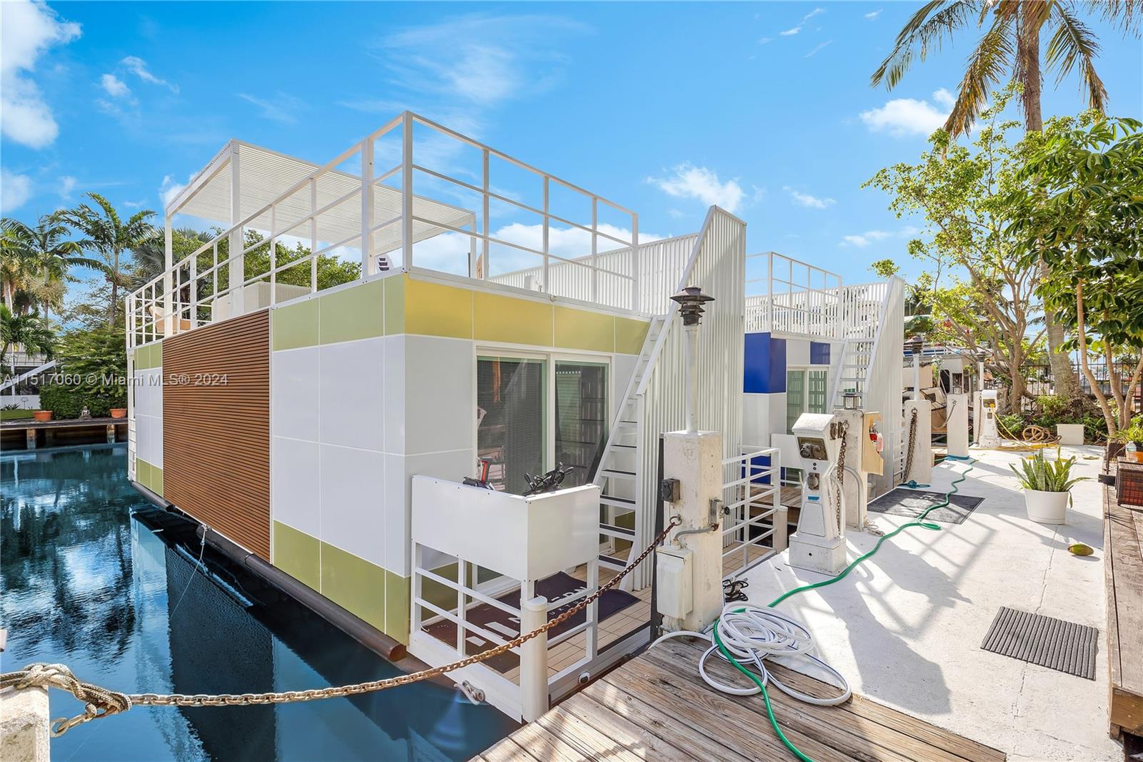 HOUSEBOAT TBD - Land