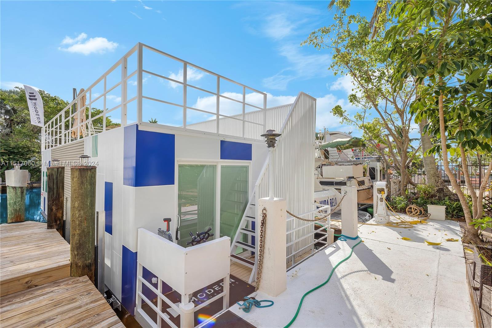 HOUSEBOAT TBD - Land