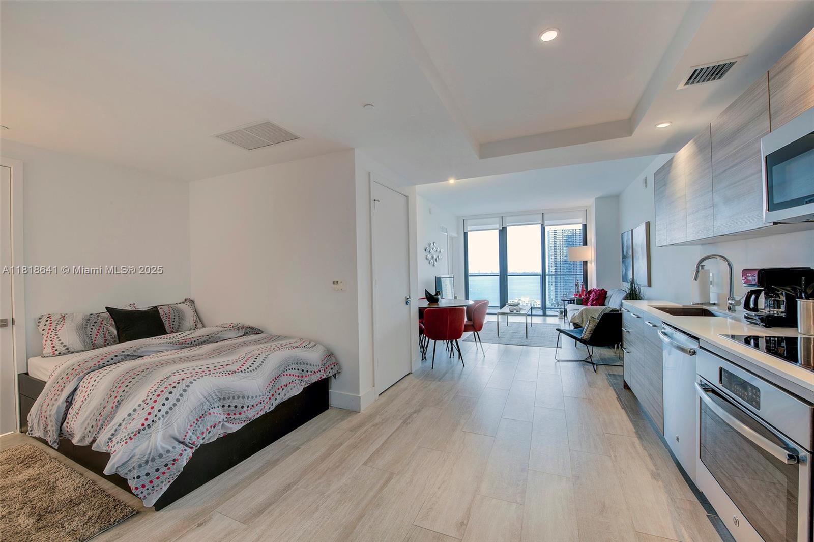 121 NE 34th St 3006