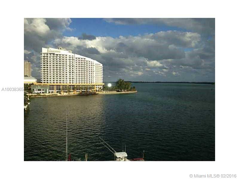 Great opportunity to own a beautiful well located studio in the heart of Brickell. Friendly building with the electricity included in the maintenance. Enjoy the spectacular bay view from your room. Excellent rent investment. Professionals will love to live here.