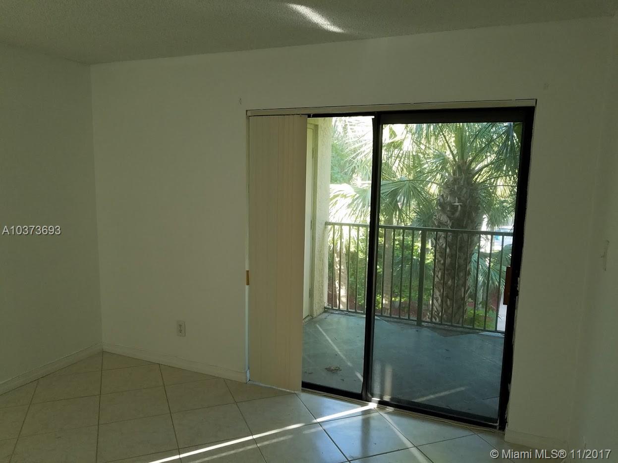 COME LIVE IN THIS BEAUTIFUL UNIT IN HOLLYWOOD PARC, 1 BEDROOM 1 BATHROOM BRIGHT AND SPACIOUS, CERAMIC FLOOR THROUGHOUT, WALK-IN CLOSET, WASHER AND DRYER IN THE UNIT! FAMILY FRIENDLY COMMUNITY FOR EVERYONE TO ENJOY WITH GREAT AMENITIES SUCH AS A SWIMMING POOL, TENNIS COURT, GYM AND MORE