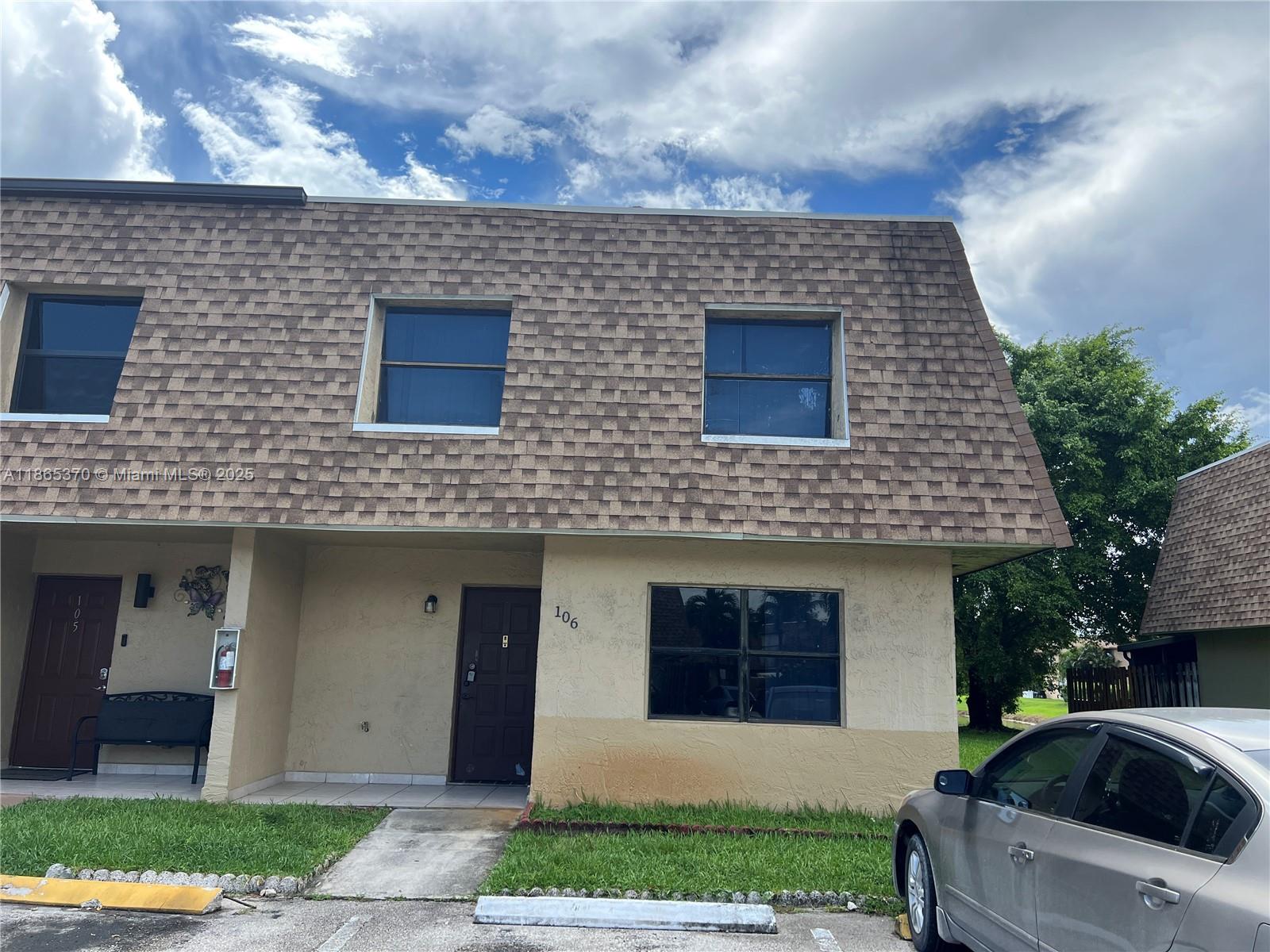 CENTRALLY LOCATED ALL TILE 3 BED 3 BATH CORNER TOWNHOUSE ON THE WATER. BEAUTIFUL WATER VIEWS FROM THE BACK YARD, SCREENED BACK PORCH FOR BBQ'S OR ENJOY THE GREAT SUNSETS ON THE WATER. GREAT FIRST HOME FOR A FAMILY OR INVESTOR IN A HOT RENTAL MARKET. NEAR EXECELLENT SCHOOLS, SHOPPING AND TRANSPORTATION. EASY TO SHOW. CALL NOW.