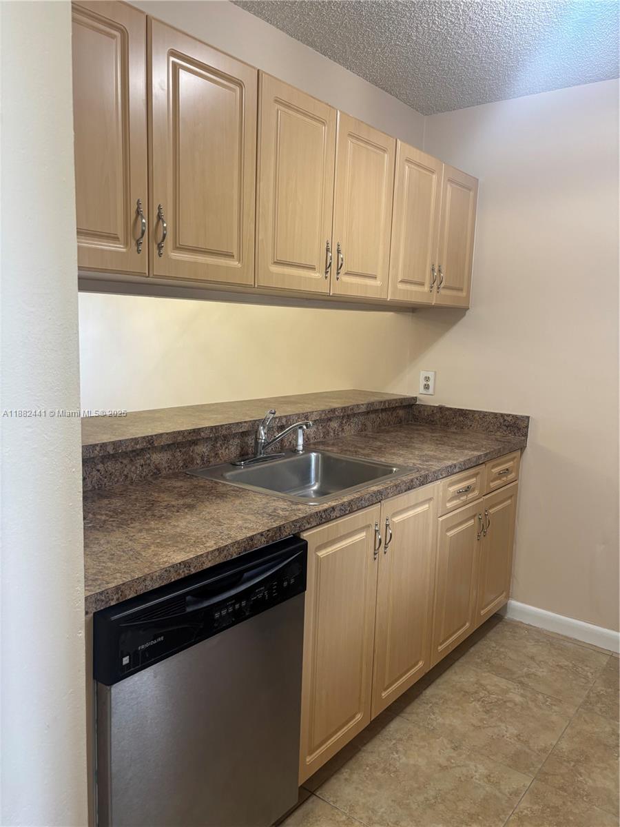 LAKESHORE AT UNIVERSITY P - Residential Lease