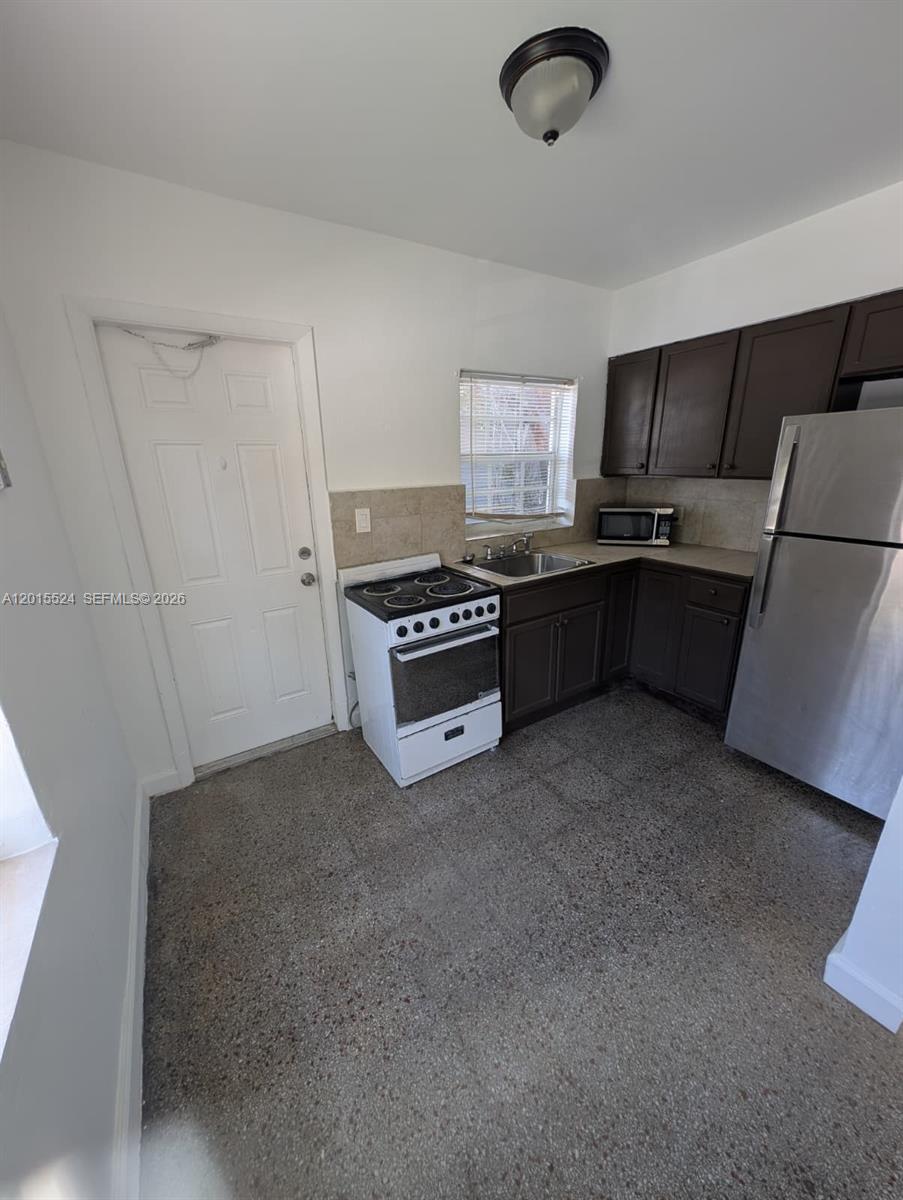 HOLLYWOOD LITTLE RANCHES - Residential Lease