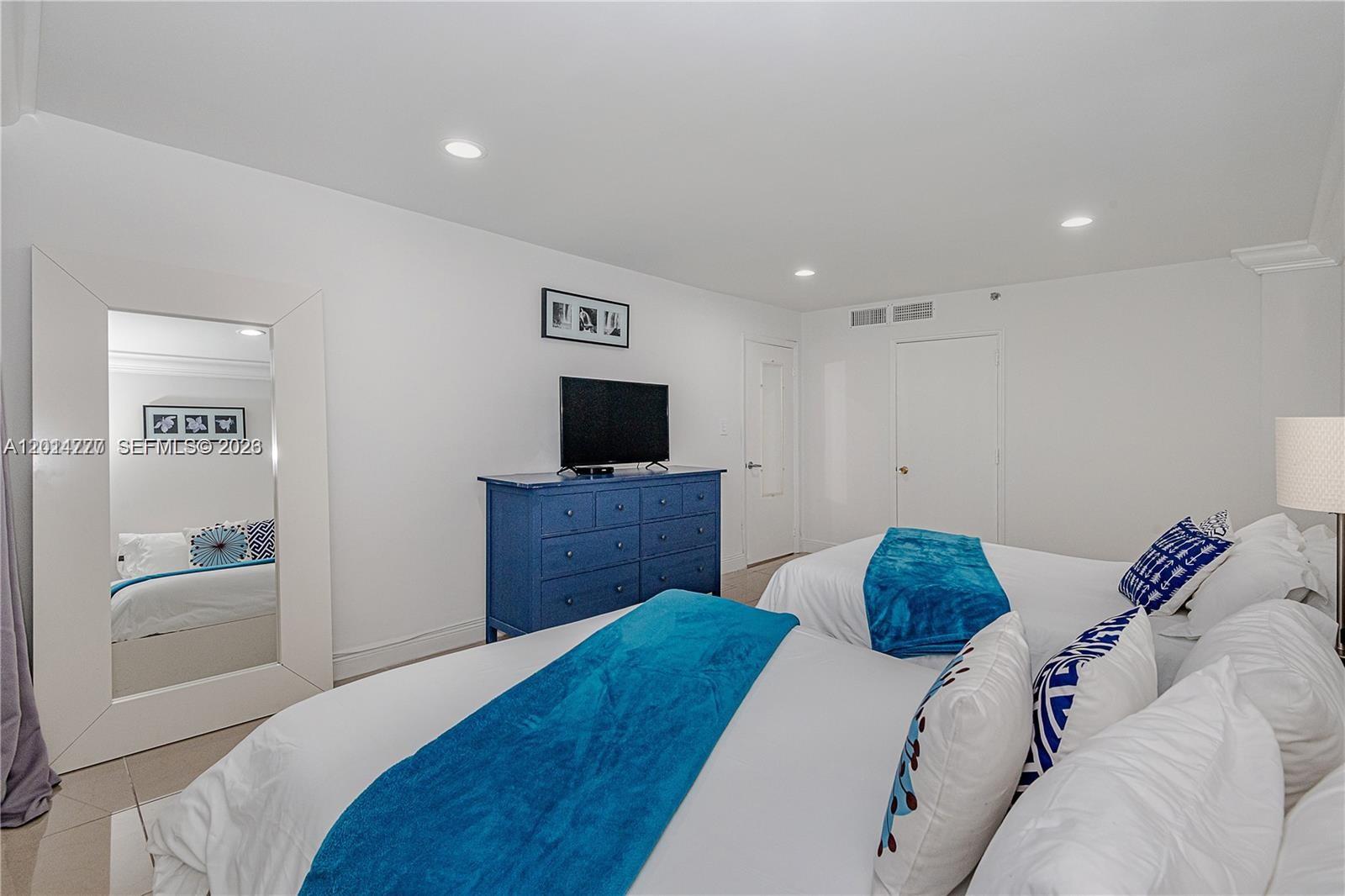 THE ALEXANDER CONDO - Residential