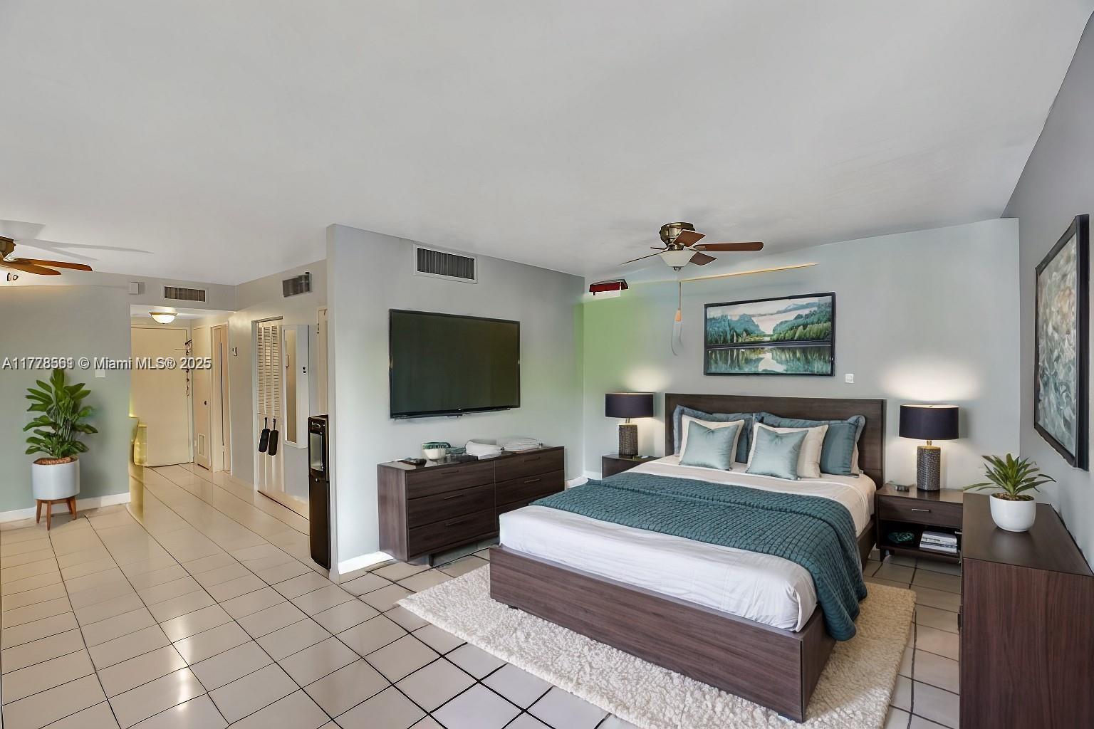 2899 Collins Ave 521