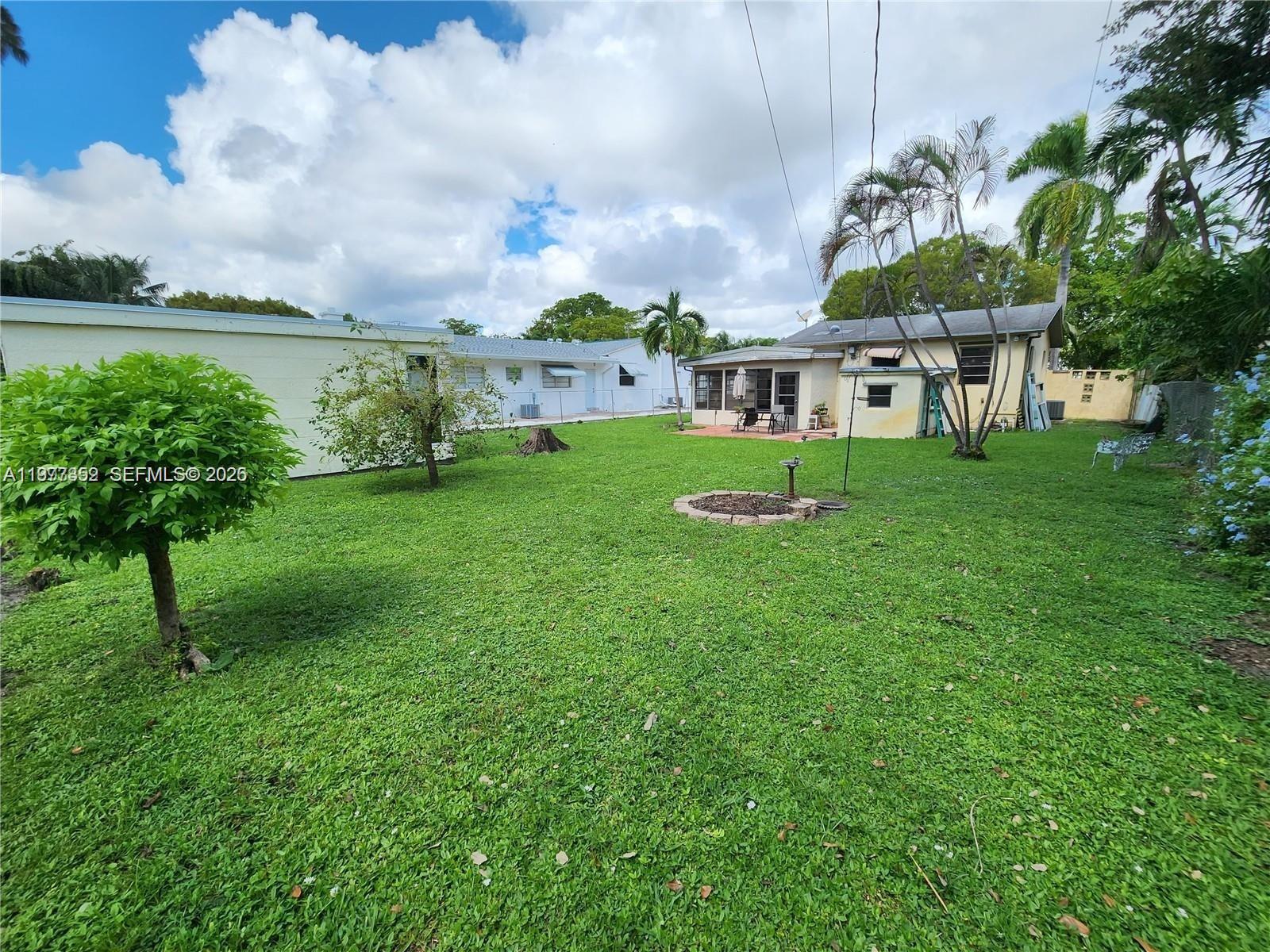 HOLLYWOOD ESTATES - Residential Lease