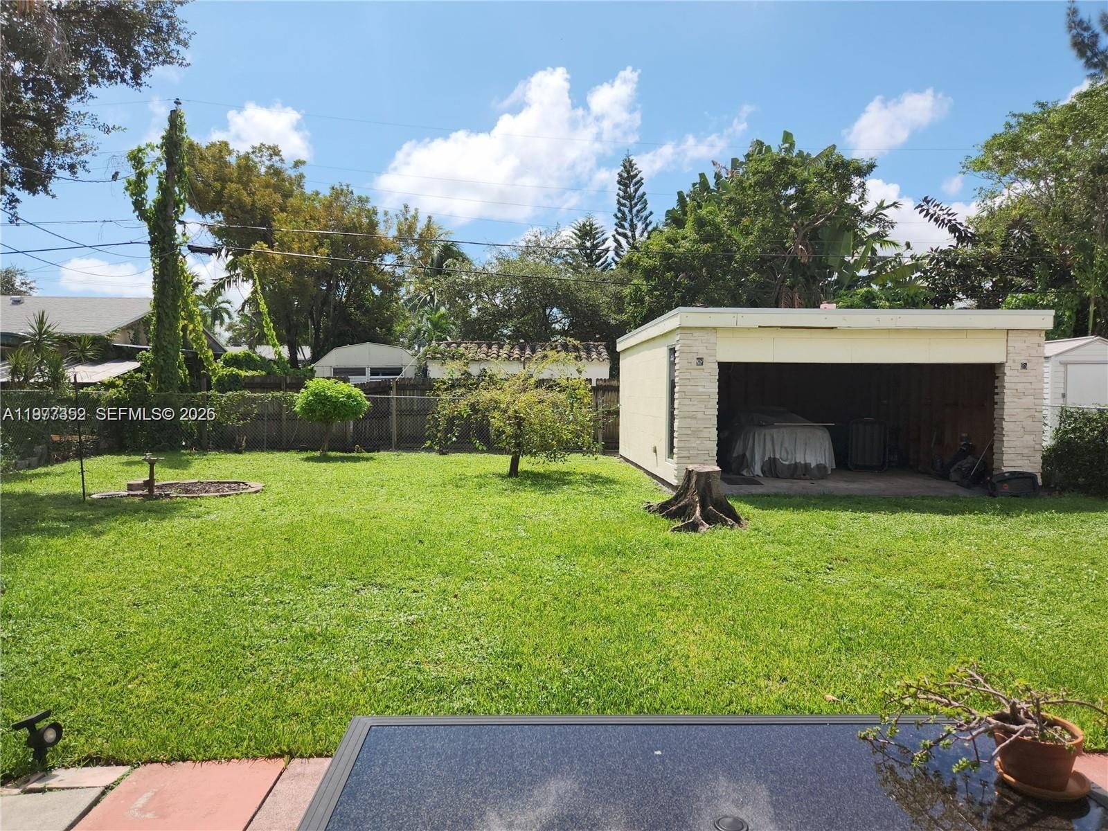 HOLLYWOOD ESTATES - Residential Lease