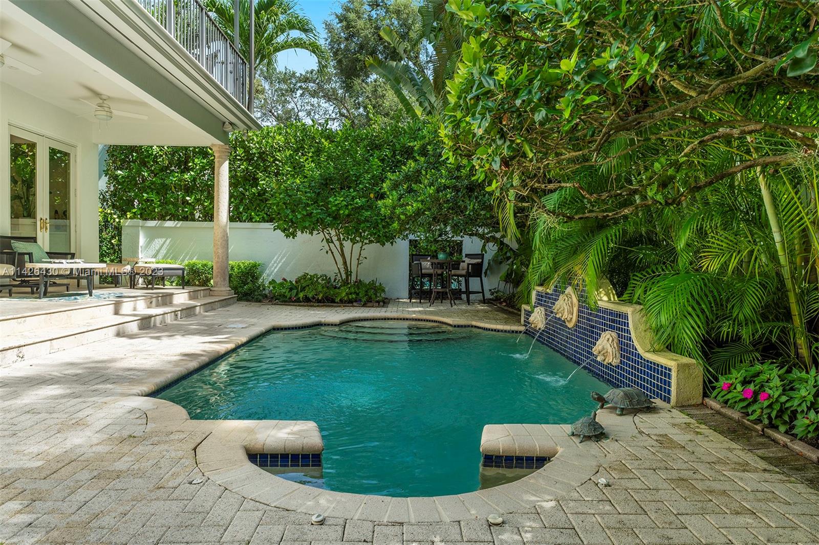 UNIVERSITY PLACE - Residential