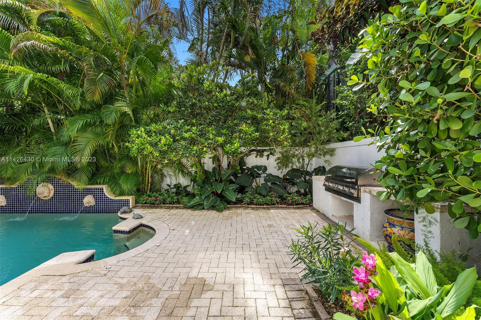 UNIVERSITY PLACE - Residential