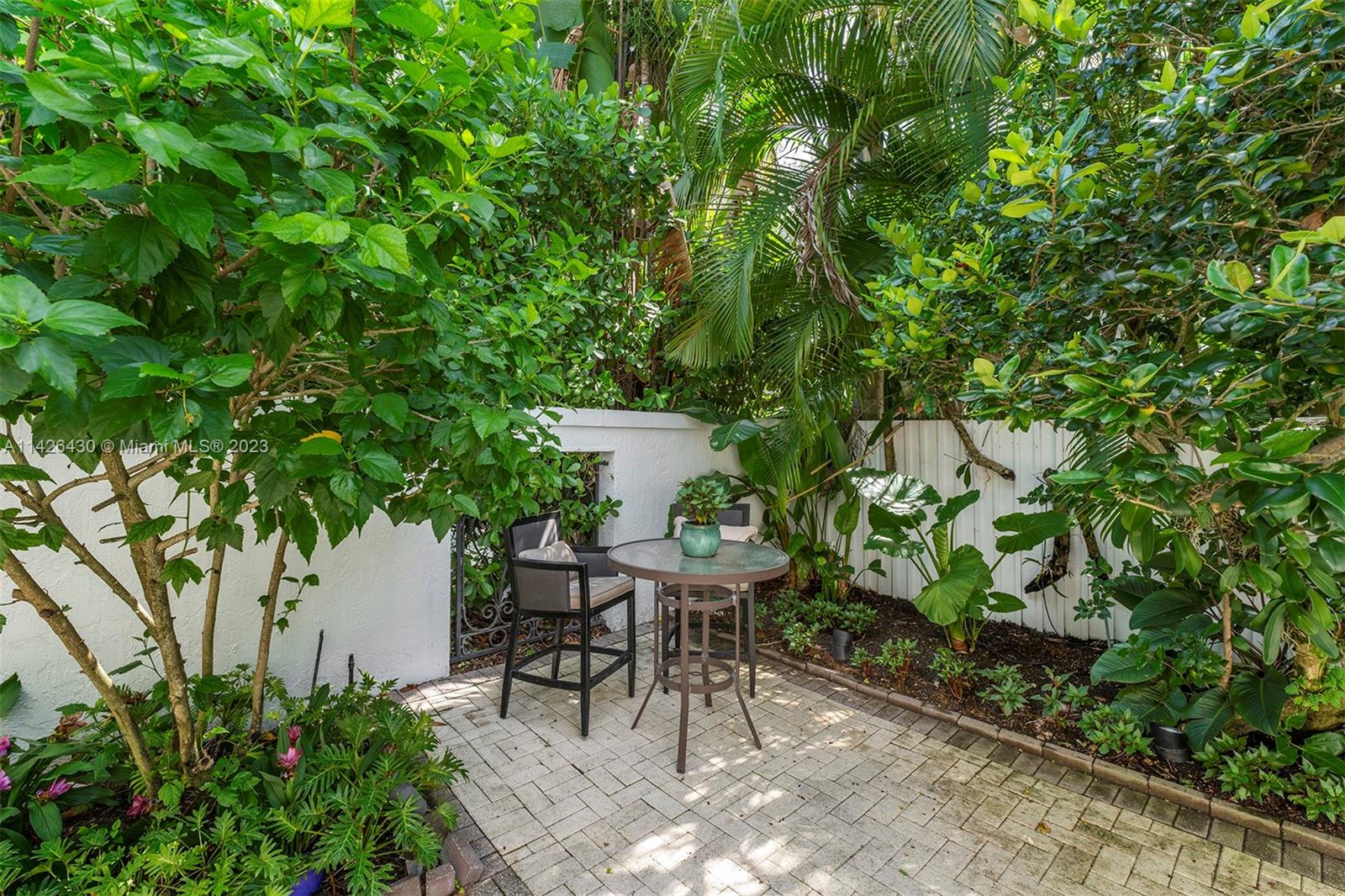 UNIVERSITY PLACE - Residential