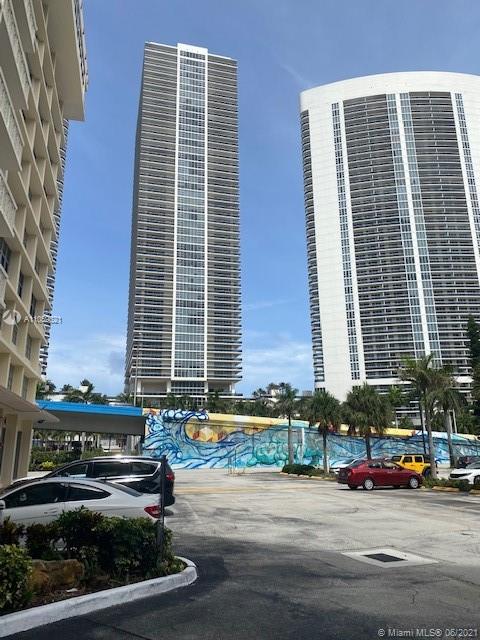 Completely renovated 1 bed 1,5 bath spacious contemporary furnished apartment with stainless appliances and granite countertop white kitchen. 5 min walk to the beach, 10 min walk to the shopping. The highracer building has been recently updated all through. Equipped with gym and pool. Available September, 1 or earlier. Rare chance. Do not miss it.