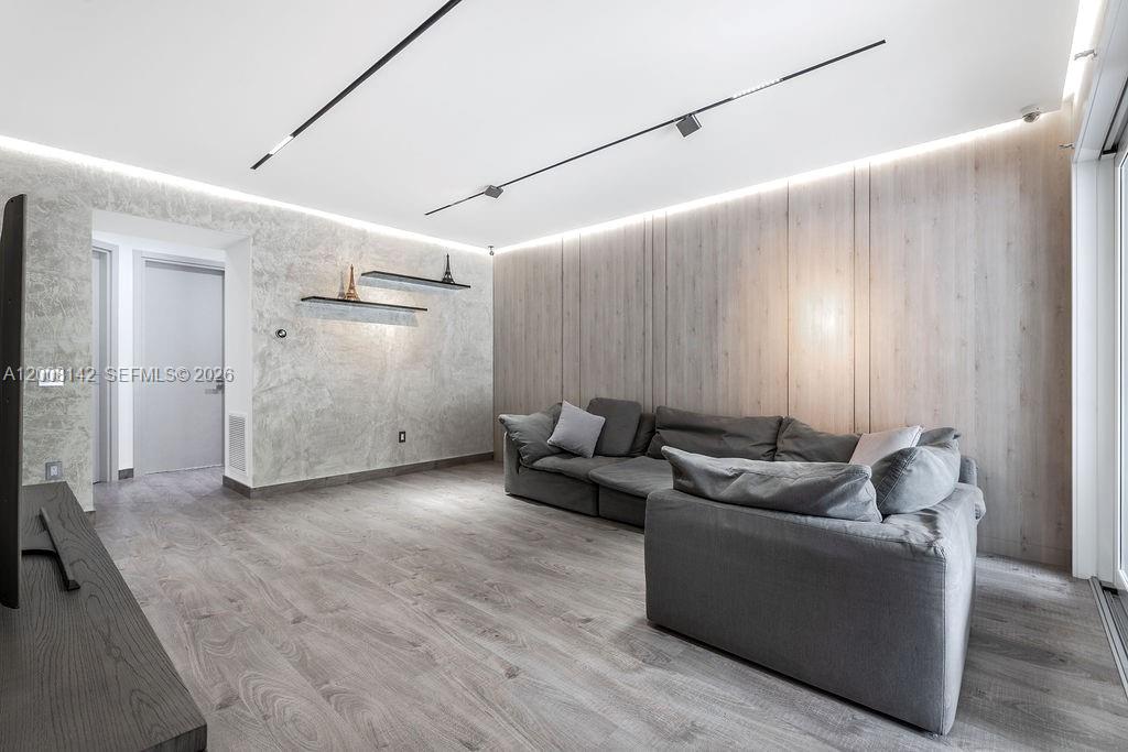 GOLDEN GATE ESTATES & MAR - Residential