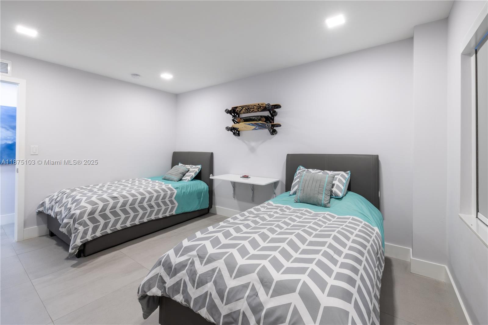 5415 Collins Ave 202