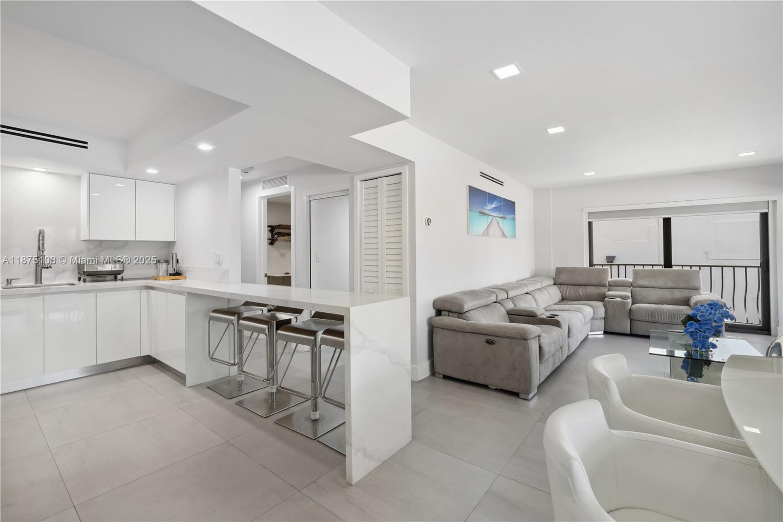 5415 Collins Ave 202