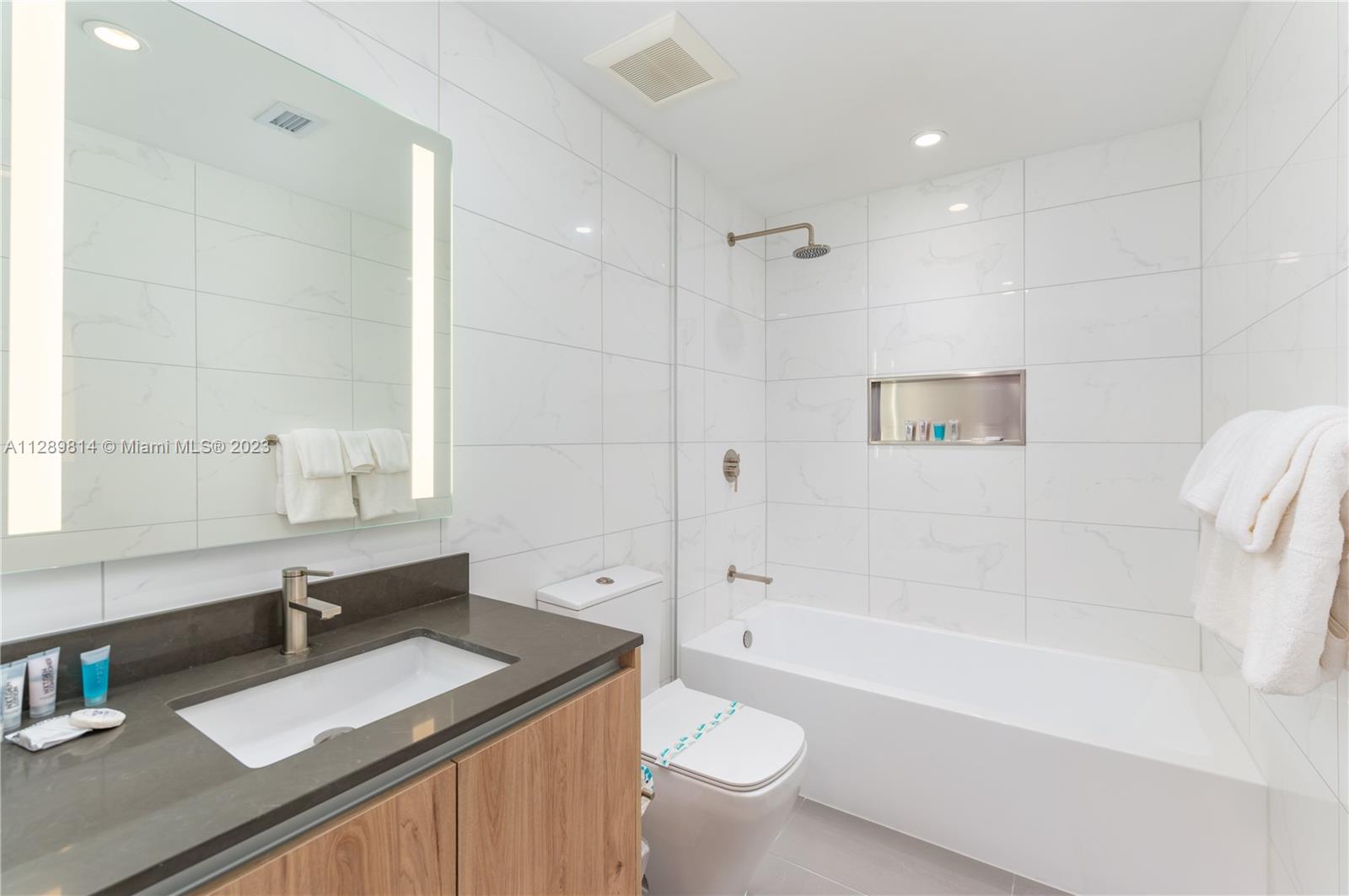 MIAMI WORLDCENTER - Residential Lease