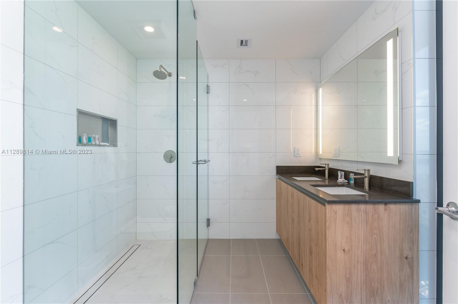 MIAMI WORLDCENTER - Residential Lease