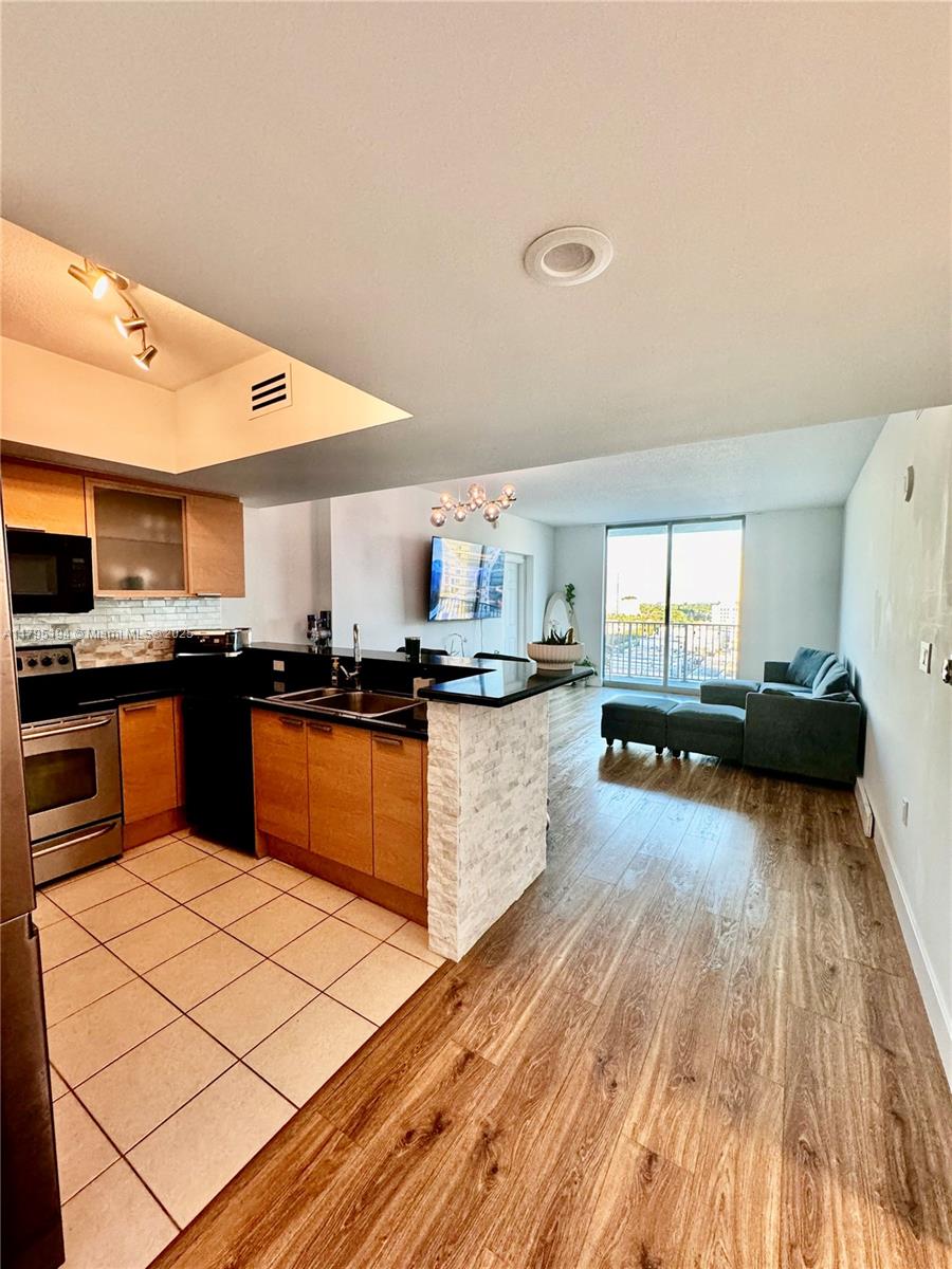 HOLLYWOOD STATION RES CON - Residential Lease