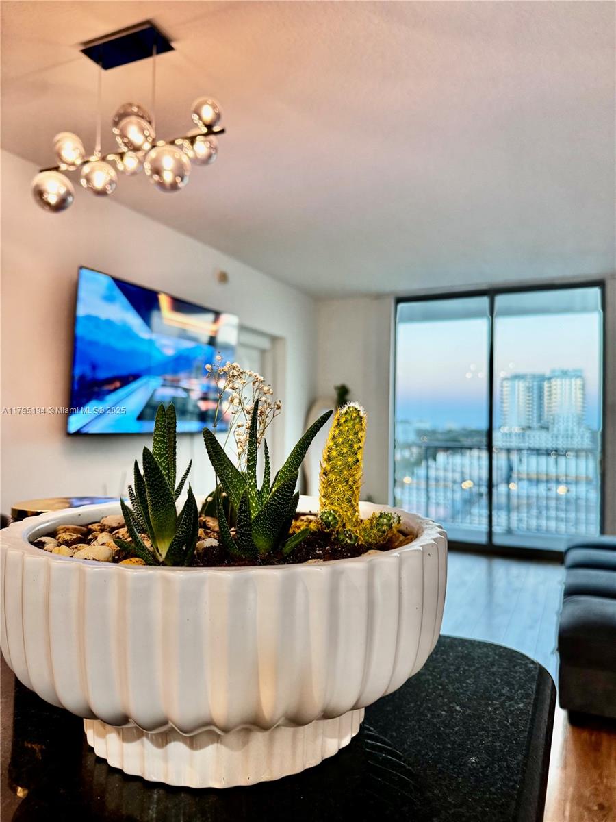 HOLLYWOOD STATION RES CON - Residential Lease