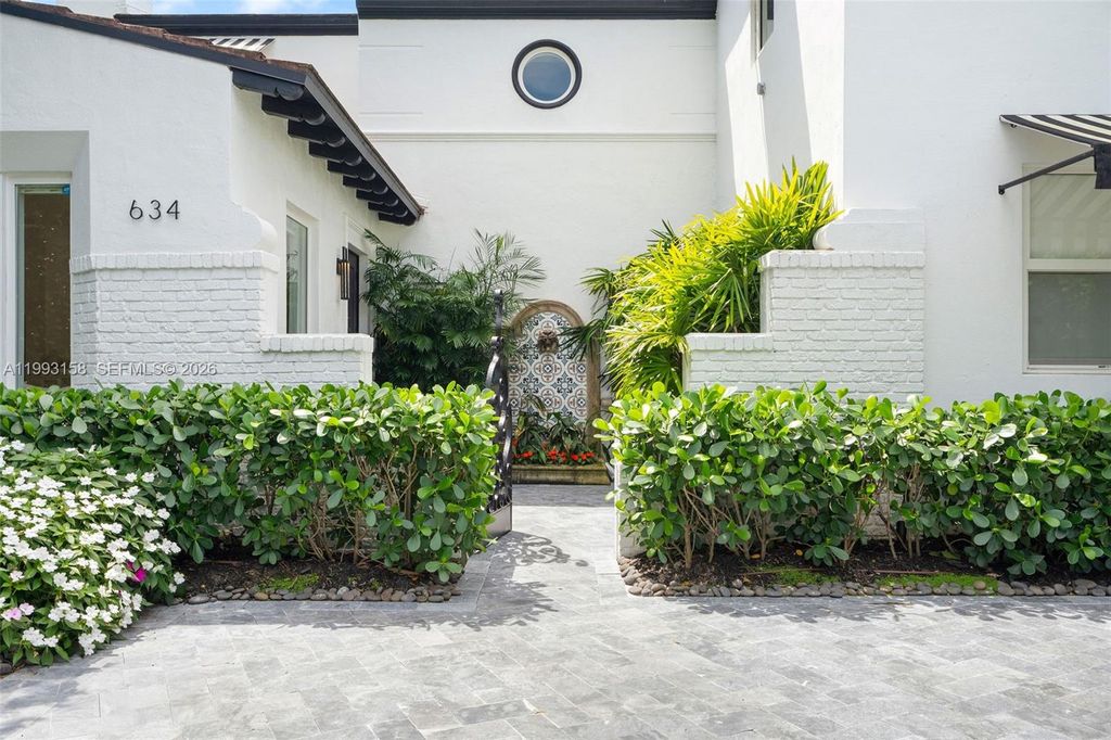 Photo of 634 W 47th St, Miami Beach, FL 33140 (MLS # A11993158)