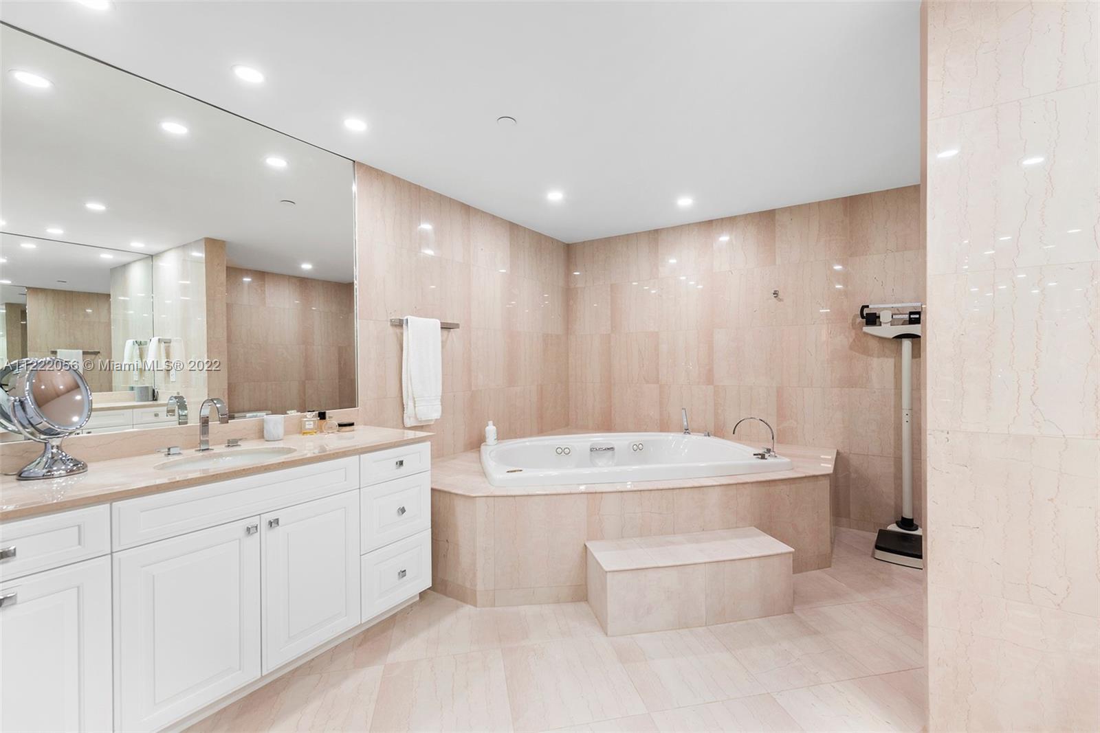 GRAND BAY RESIDENCES COND - Residential