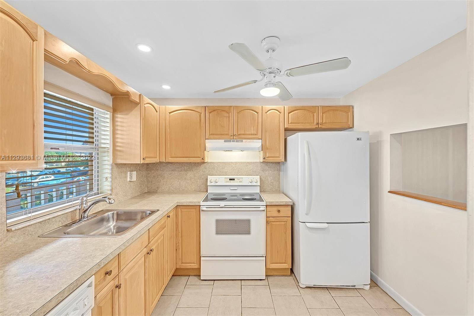 SUNRISE LAKES - Residential