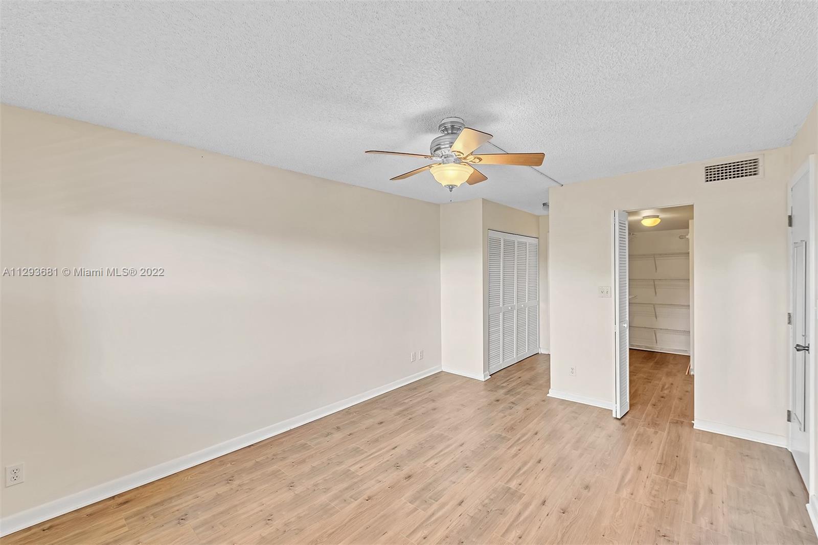 SUNRISE LAKES - Residential