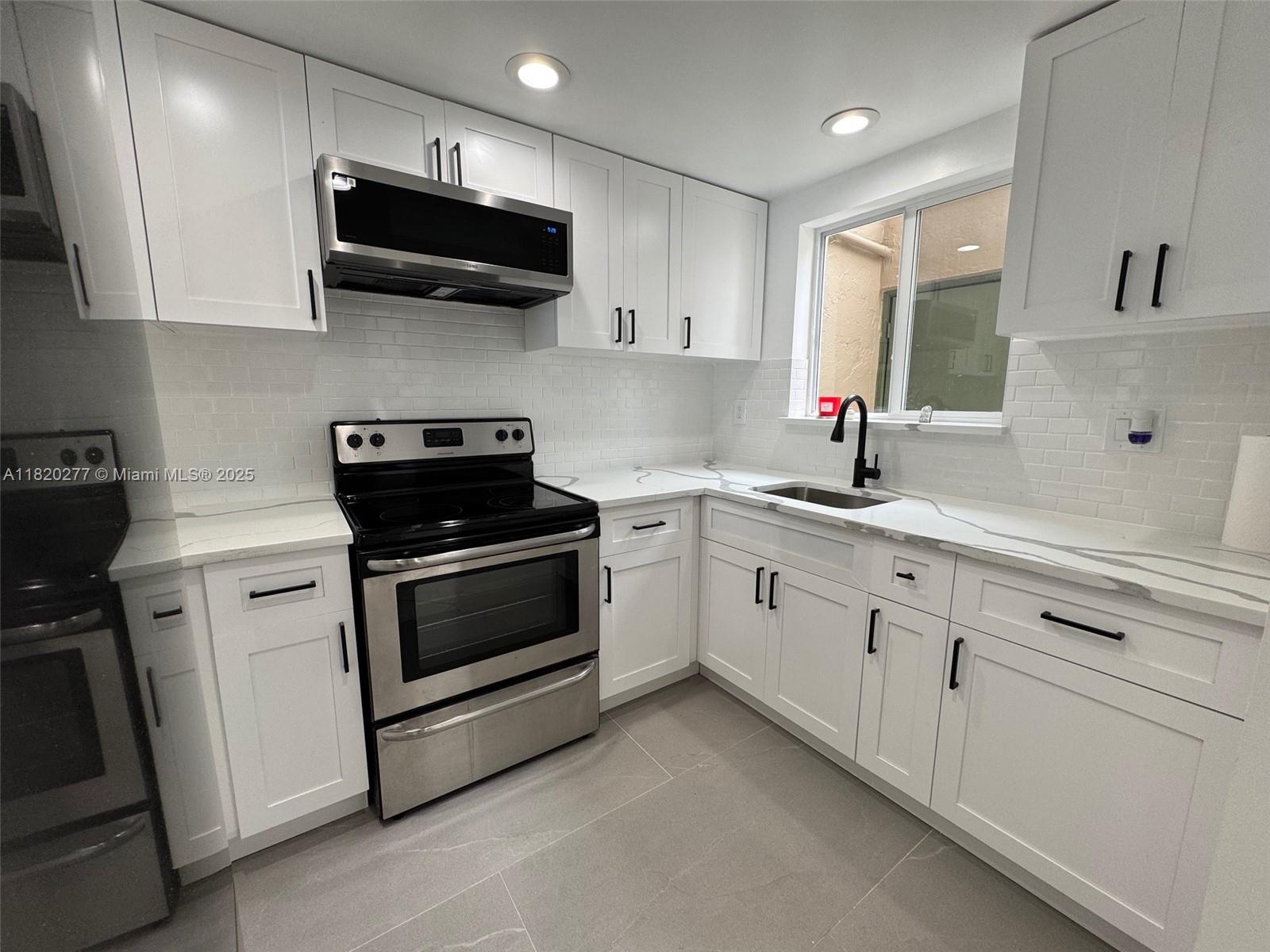 946 W 37th Ter 40, Hialeah, Miami-Dade County, Florida - 2 Bedrooms  
2 Bathrooms - 