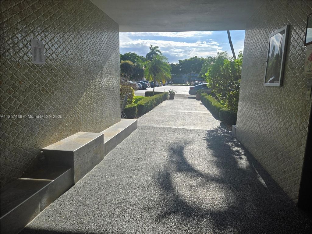 Photo of 1001 Hillcrest Ct #302, Hollywood, FL 33021 (MLS # A11857436)