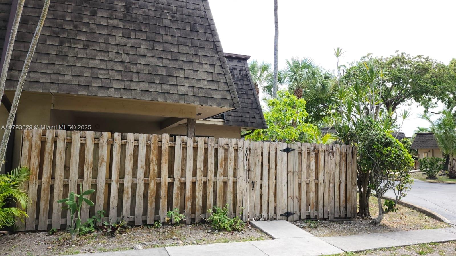 14293 Sw 94th Cir Ln 101-27, Miami, Broward County, Florida - 3 Bedrooms  
3 Bathrooms - 