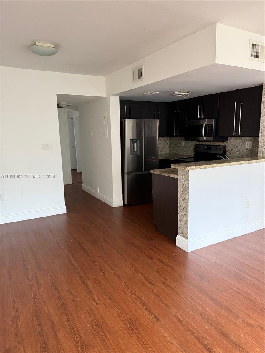 CORAL POINTE TOWNHOMES CO - Residential Lease