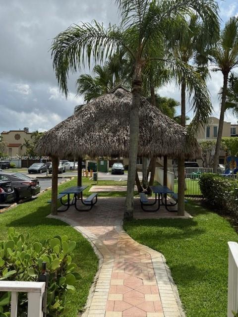 CORAL POINTE TOWNHOMES CO - Residential Lease