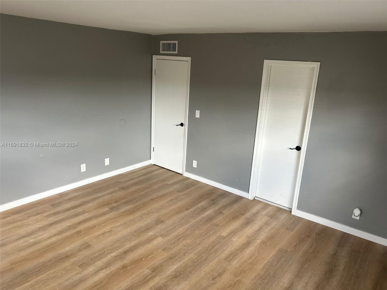 ROYAL OAKS TOWNHOUSE 11 C - Residential