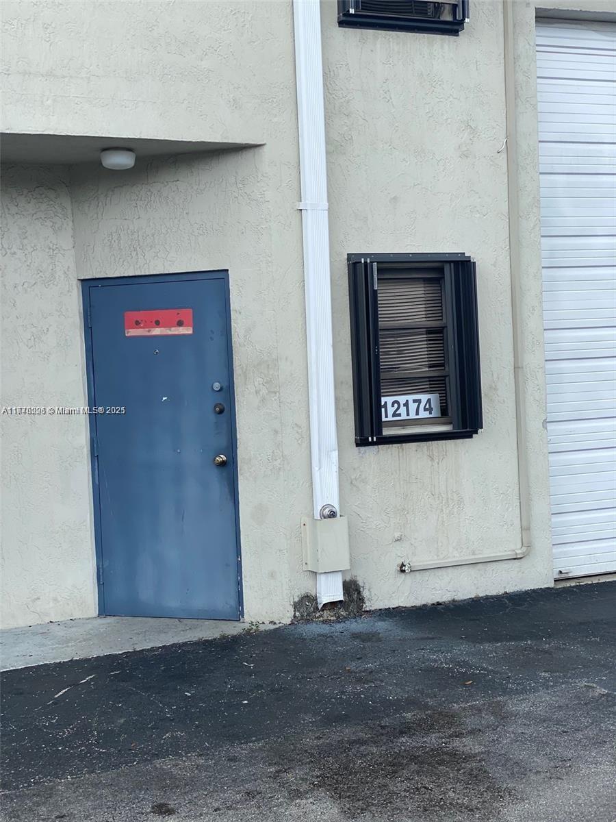 Excellent office/warehouse combination in the Kendall area. Fully equipped with A/C and featuring an upstairs space for flexible work or storage. Great location!