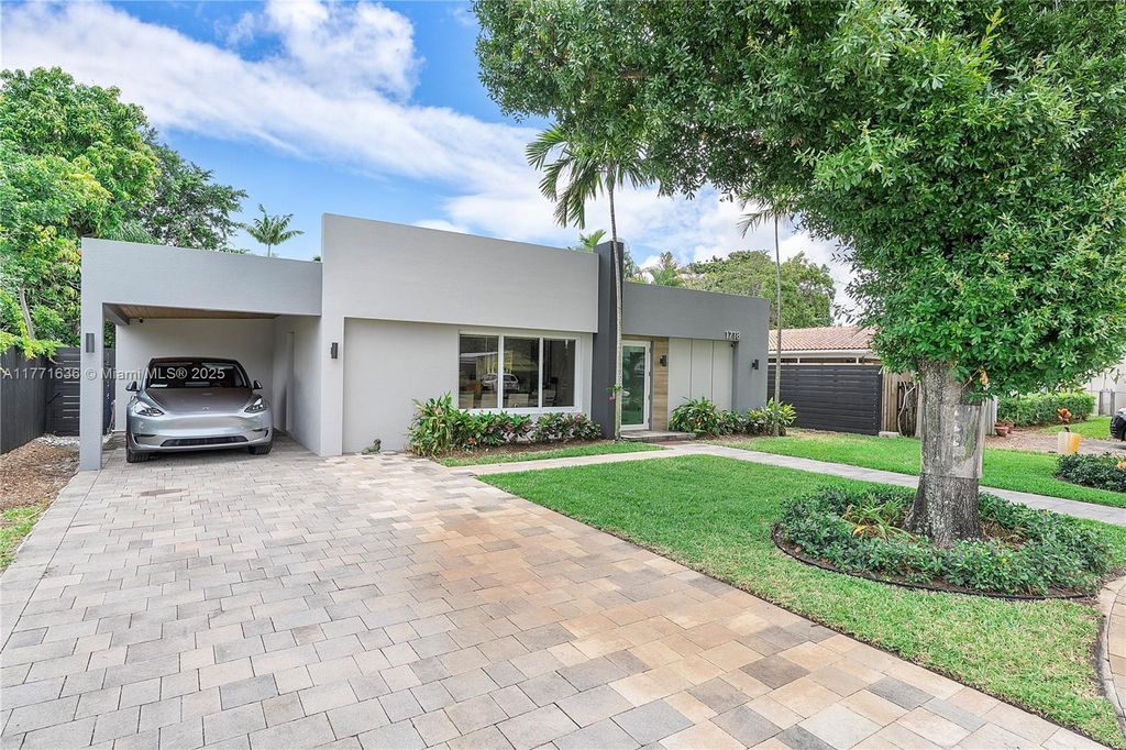 Photo of 1718 N Victoria Park Rd, Fort Lauderdale, FL 33305 (MLS # A11771636)