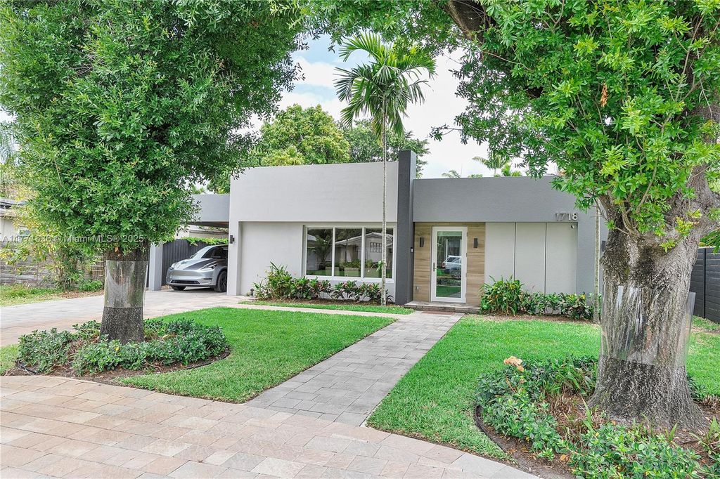 Photo of 1718 N Victoria Park Rd, Fort Lauderdale, FL 33305 (MLS # A11771636)