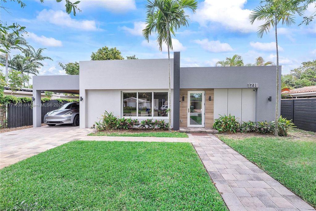 Photo of 1718 N Victoria Park Rd, Fort Lauderdale, FL 33305 (MLS # A11771636)