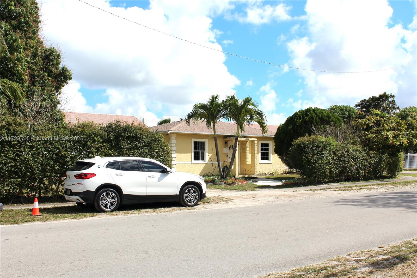 685 Se 9th Ave, Hialeah, Miami-Dade County, Florida - 3 Bedrooms  
2 Bathrooms - 