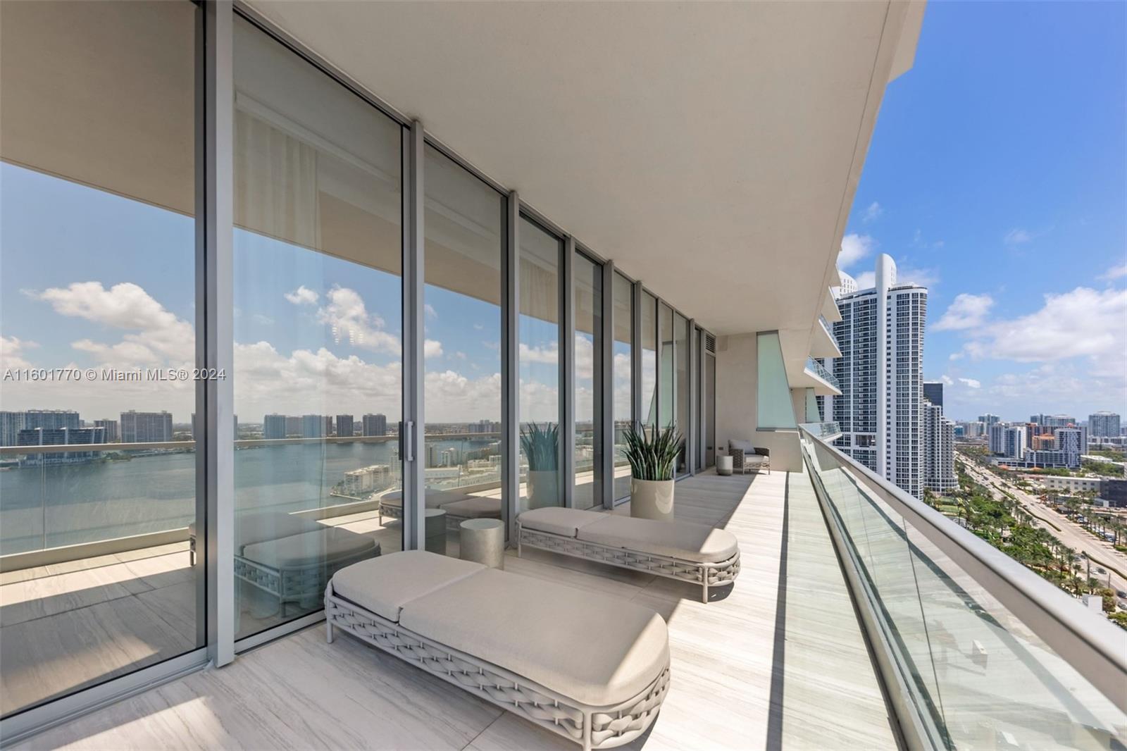 TURNBERRY OCEAN CLUB - Residential