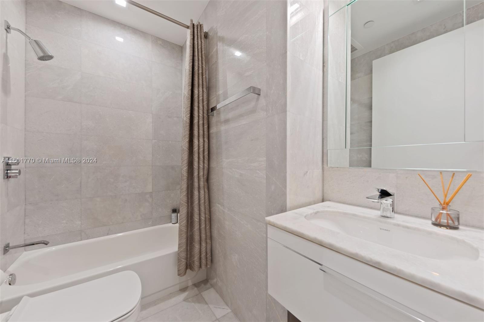 TURNBERRY OCEAN CLUB - Residential