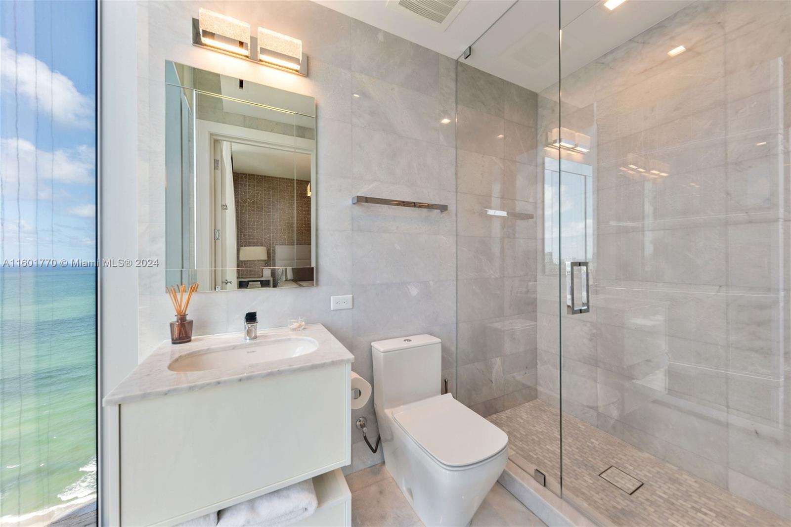 TURNBERRY OCEAN CLUB - Residential