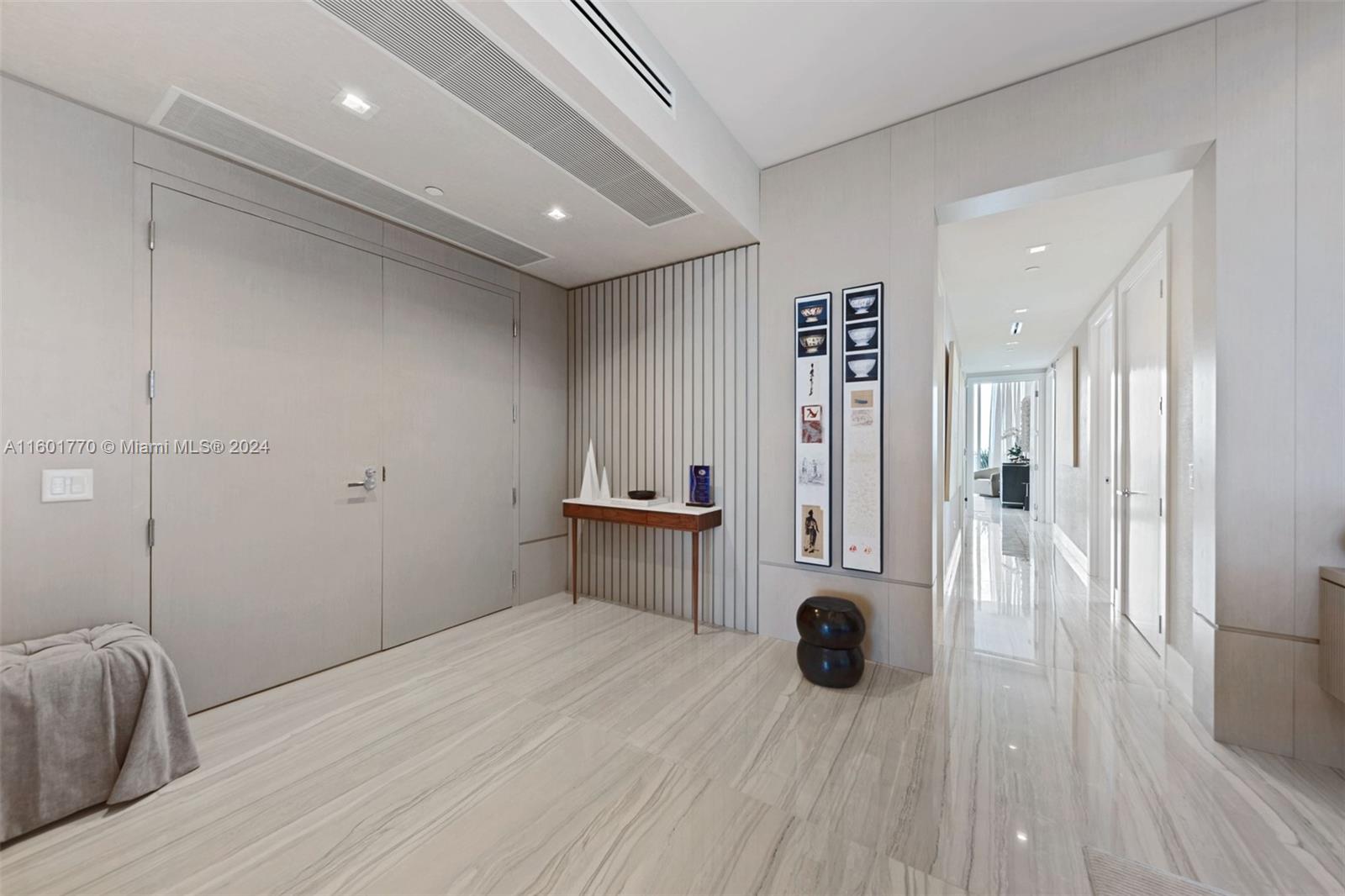 TURNBERRY OCEAN CLUB - Residential