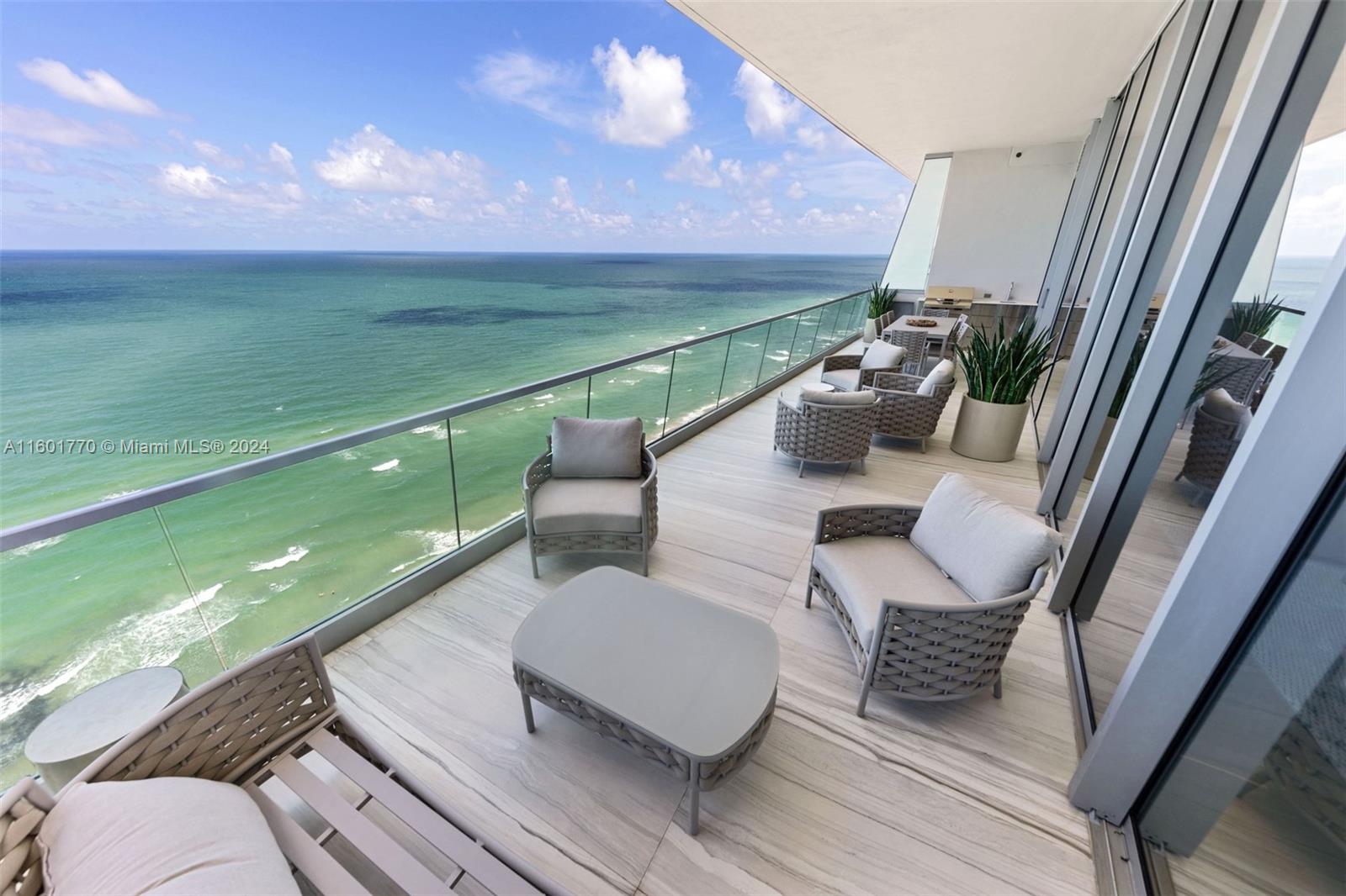 TURNBERRY OCEAN CLUB - Residential