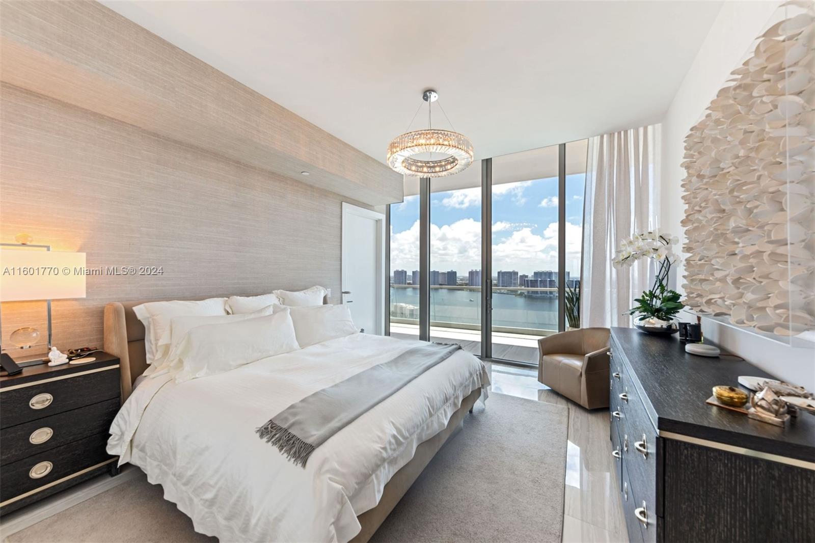 TURNBERRY OCEAN CLUB - Residential